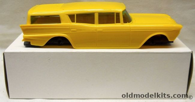 Jo-Han 1/25 1959 AMC Rambler Station Wagon Yellow Body Underpan And Windshield ONLY Promo - (Promotional Model) plastic model kit