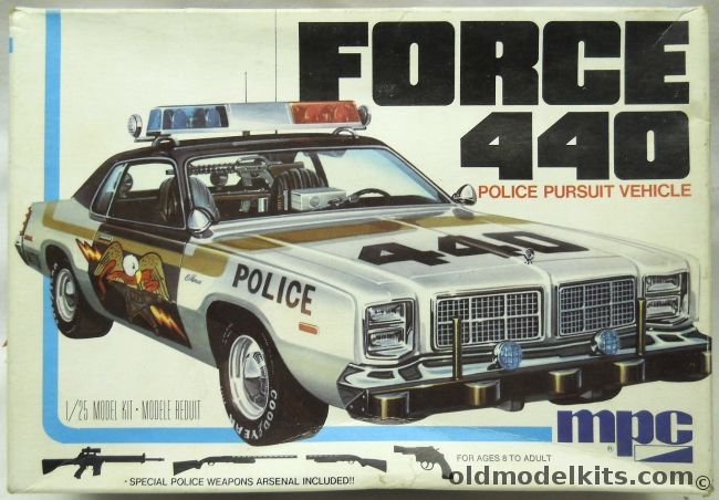 MPC 1/25 Force 440 1978 Dodge Monaco Police Pursuit Vehicle - With Special Police Weapons Arsenal, 1-0723 plastic model kit