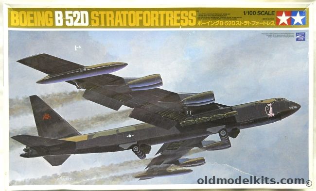 Tamiya 1/100 Boeing B-52D Stratofortress - 92nd SAC Wing 15th AF 'Pink Panther' / 346 BS 99th BW 2nd Air Force 'East to Westover' (Snoopy), 60025 plastic model kit