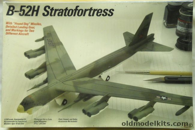 Testors 1/200 B-52H Stratofortress - USAF 319th Bomb Wing Or 17th Bomb Wing, 615 plastic model kit